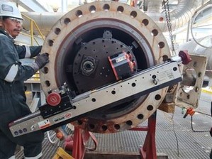 Rombik gardishli ishlov berish mashinasi Etti minorali yuqori qaynoq tankni ta'mirlash reaktorining sirtini ta'mirlash